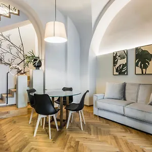 ferrini-home-piazza-trento.taorminaitalyhotels.com/